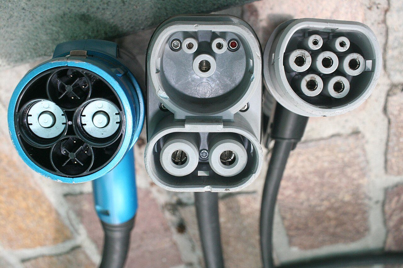 Zleva konektory CHAdeMO, CCS Combo 2 a Type 2. Rozdíl je vidět na tvaru a počtu kontaktů.